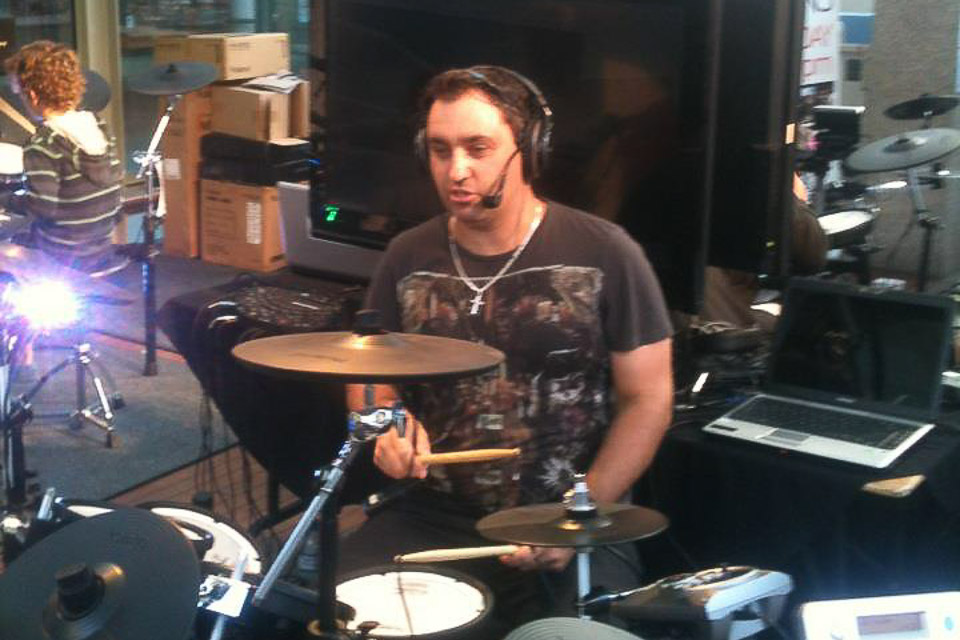 Public drumming lesson at the Mall